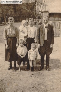 Mieszkańcy Chałupek Dębniańskich urodzeni w Dębnie. Rok 1940 Zdjęcie ze zbiorów Marty Baran  
